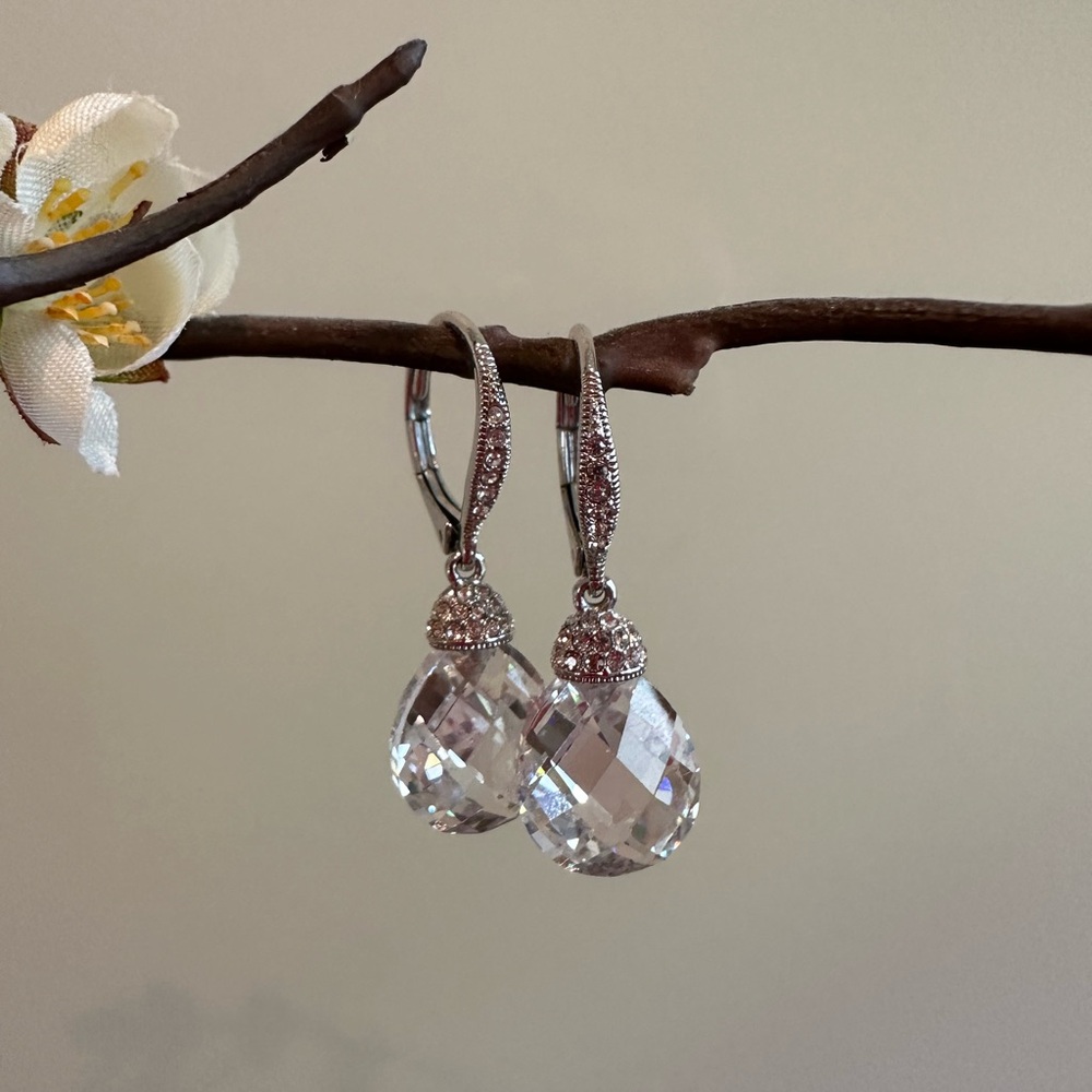 Elegant Silver Teardrop Crystal Earring - Picture 3 of 3